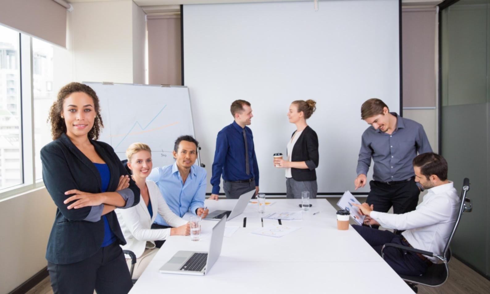 Écran d'ordinateur affichant des tableaux de données financières et graphiques d'analyse sectorielle